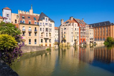 Metz, Fransa - 31 Ağustos 2019: Metz 'in Moselle Nehri boyunca manzarası, Lorraine, Fransa