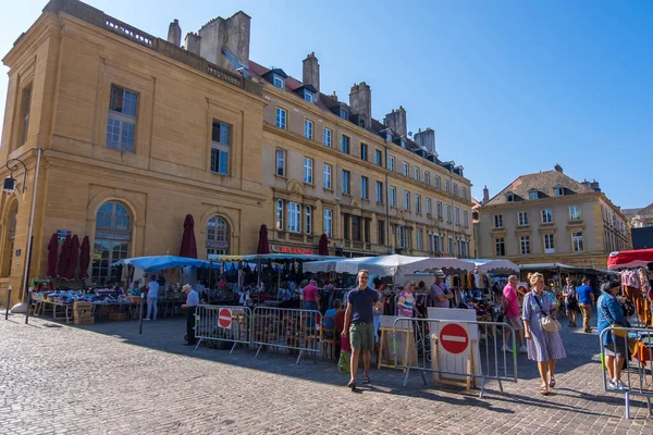 프랑스 2019 아케이드 프랑스 로렌의 메츠에서 판매자와 쇼핑객 — 스톡 사진