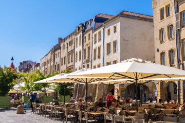 Metz, Fransa - 31 Ağustos 2019: Şehrin sakinleri ve turistler Metz, Lorraine, Fransa 'daki Saint-Louis Meydanı' ndaki kaldırım kafe ve teraslarda dinleniyor