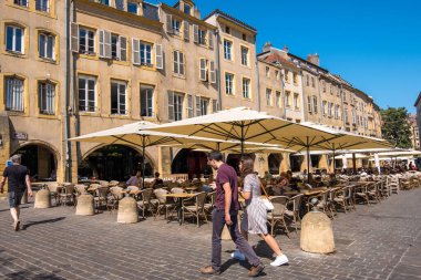 Metz, Fransa - 31 Ağustos 2019: Şehrin sakinleri ve turistler Metz, Lorraine, Fransa 'daki Saint-Louis Meydanı' ndaki kaldırım kafe ve teraslarda dinleniyor