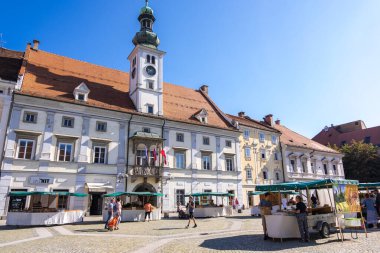 Maribor, Slovenya - 09 Ağustos 2019: Maribor Belediyesi ve Veba Sütunu ile Maribor 'un Ana Meydanı