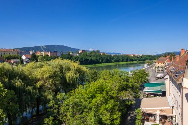 Maribor, Slovenya - 09 Ağustos 2019: Maribor şehir manzarası ve Slovenya Drava nehri.