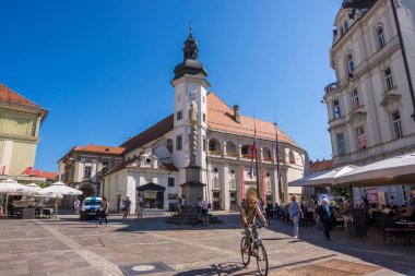 Maribor, Slovenya - 09 Ağustos 2019: Maribor Kalesi ve Bölge Müzesi, St Florian Sütunu, Eski Maribor kentindeki Grajski Trg veya Castle Meydanı 'ndaki sokak kafeleri