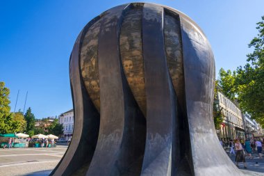 Maribor, Slovenya - 09 Ağustos 2019: Maribor 'daki Svobode Meydanı' nda İkinci Dünya Savaşı kurbanlarının anıtı, sanatçı Slavko Tihec