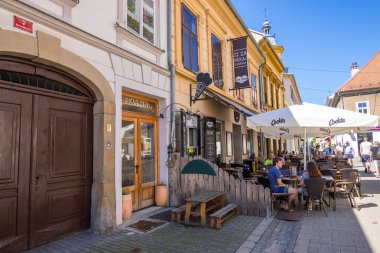 Maribor, Slovenya - 09 Ağustos 2019: Maribor, Lower Styria, Slovenya 'nın tarihi merkezinde sokak görüşü