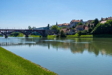 Maribor, Slovenya - 09 Ağustos 2019: Maribor şehir manzarası ve Slovenya Drava nehri.