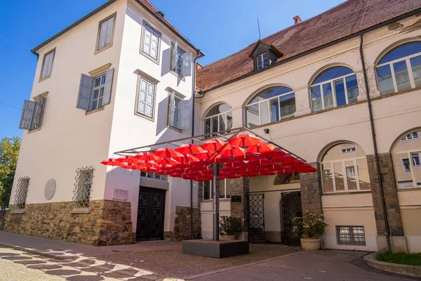 Maribor Eslovenia Agosto 2019 Techo Sombrillas Rojas Frente Entrada Principal — Foto de Stock