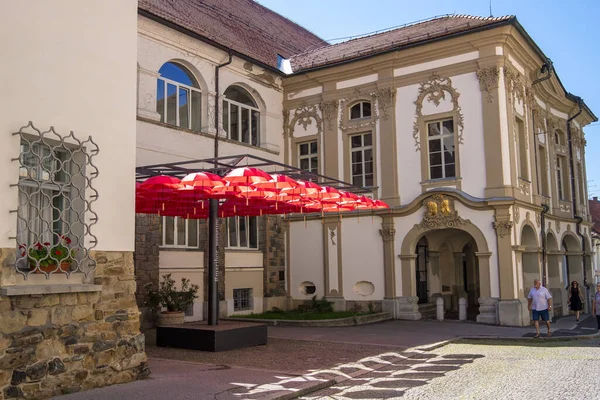 Maribor Eslovenia Agosto 2019 Techo Sombrillas Rojas Frente Entrada Principal —  Fotos de Stock