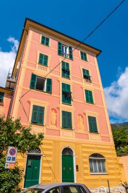 Bogliasco, İtalya - 19 Ağustos 2019: Liguria, Liguria, İtalya yakınlarındaki Ligurian deniz kıyısındaki eski Bogliasco kentinin görüntüsü