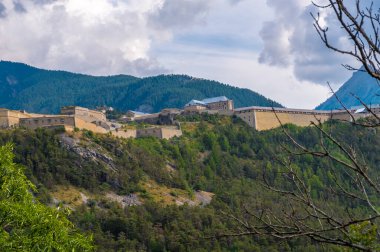 Exilles, İtalya - 21 Ağustos 2019: The Exilles Fort, İtalya 'nın kuzeyinde bulunan Torino şehrinin Susa Vadisi' nde güçlendirilmiş bir kompleks.