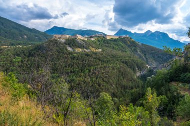 Exilles, İtalya - 21 Ağustos 2019: The Exilles Fort, İtalya 'nın kuzeyinde bulunan Torino şehrinin Susa Vadisi' nde güçlendirilmiş bir kompleks.