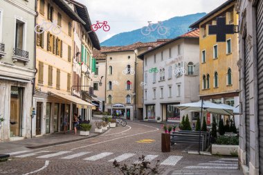 Feltre, İtalya - 11 Ağustos 2019: Venedik 'in kuzeyindeki Belluno ilindeki Feltre kasabasının sokak manzarası