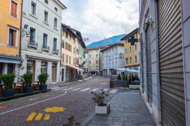 Feltre, İtalya - 11 Ağustos 2019: Venedik 'in kuzeyindeki Belluno ilindeki Feltre kasabasının sokak manzarası