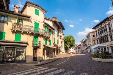 Feltre, İtalya - 11 Ağustos 2019: Venedik 'in kuzeyindeki Belluno ilindeki Feltre kasabasının sokak manzarası