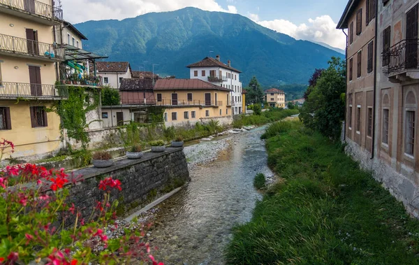 Feltre, İtalya - 11 Ağustos 2019: Venedik 'in kuzeyindeki Belluno ilindeki Feltre kasabasının sokak manzarası