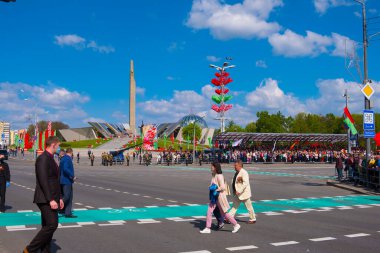 Minsk, Belarus - 9 Mayıs 2020: Büyük Vatanseverlik Savaşı 'ndaki zaferin 75. yıldönümü için düzenlenen askeri geçit töreni. Zafer Günü 9 Mayıs