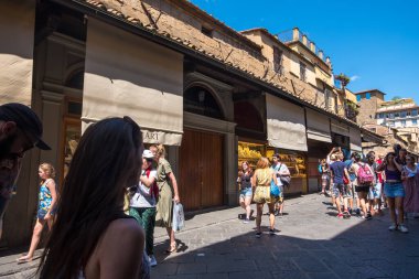 Floransa, İtalya - 16 Ağustos 2019: İtalya 'nın Toskana kentindeki Arno Nehri üzerindeki Eski Köprü Ponte Vecchio' da alışveriş alanında yürüyen turistler