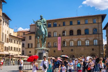Floransa, İtalya - 16 Ağustos 2019: Floransa, Toskana 'daki Piazza della Signoria' daki Cosimo de Medici 'nin Equestrian heykeli yakınında büyük bir turist grubu