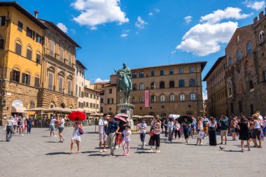 Floransa, İtalya - 16 Ağustos 2019: Floransa, Toskana 'daki Piazza della Signoria' daki Cosimo de Medici 'nin Equestrian heykeli yakınında büyük bir turist grubu