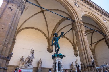 Floransa, İtalya - 16 Ağustos 2019: Perseus ve Medusa heykeli ve Floransa 'daki Piazza della Signoria' daki Loggia dei Lanzi heykelleri