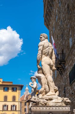 Floransa, İtalya - 16 Ağustos 2019: Floransa, Toskana, İtalya 'da Palazzo Vecchio önünde Bandinelli' nin Herkül ve Cacus Heykeli