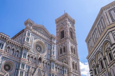 Floransa, İtalya - 16 Ağustos 2019: Santa Maria Del Fiore Katedrali Giotto 'nun Campanile ve St. John Vaftizhanesi ile Floransa Piazza del Duomo' da