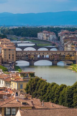 Floransa, İtalya - 16 Ağustos 2019: Floransa şehri ve Toskana, İtalya 'daki Arno Nehri üzerindeki köprüler