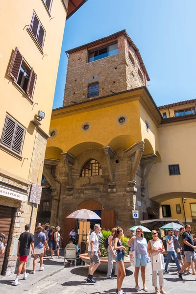 Florencie Itálie Srpna 2019 Turisté Procházející Nákupní Oblasti Starém Mostě — Stock fotografie