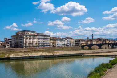 Florence, İtalya - 16 Ağustos 2019: Santa Rosa Weir ve Ponte alla Carraia Köprüsü Floransa, Toskana, İtalya