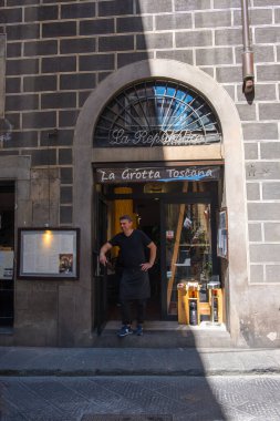 Floransa, İtalya - 16 Ağustos 2019: İtalyan restoranı ve Floransa, Toskana, İtalya 'nın tarihi merkezinde işletme sahibi