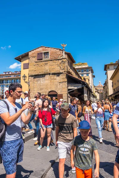 Florencja Włochy Sierpnia 2019 Turyści Spacerujący Starym Moście Ponte Vecchio — Zdjęcie stockowe