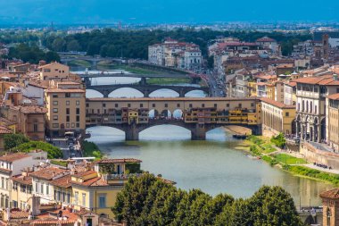 Floransa, İtalya - 16 Ağustos 2019: Floransa şehri ve Toskana, İtalya 'daki Arno Nehri üzerindeki köprüler