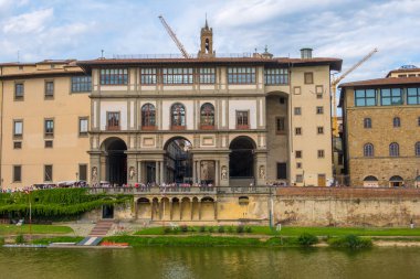 Floransa, İtalya - 16 Ağustos 2019: Floransa, Toskana, İtalya 'da Uffizi Galerisi cephesi ve Arno Nehri seti ile Cityscape