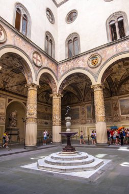 Floransa, İtalya - 16 Ağustos 2019: Palazzo Vecchio 'nun ilk avlusu ve ortada Verrocchio' nun Dolphin 'li Fountain Putto