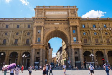 Floransa, İtalya - 16 Ağustos 2019: Floransa, Toskana, İtalya 'daki Piazza della β bblica veya Cumhuriyet Meydanı.
