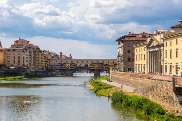 意大利佛罗伦萨 2019年8月16日 意大利托斯卡纳佛罗伦萨的Ponte Vecchio和Arno River视图 — 图库照片
