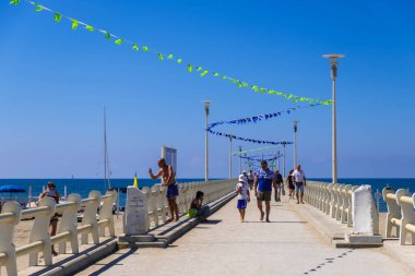 Forte dei Marmi, İtalya - 18 Ağustos 2019: Güneşli bir yaz günü, Versilia sahilinde, Tuscany, İtalya 'da tatilcilerle birlikte Forte dei Marmi rıhtımının manzarası