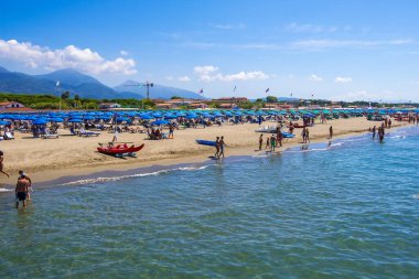 Forte dei Marmi, İtalya - 18 Ağustos 2019: Akdeniz ve Forte dei Marmi Toskana ve İtalya 'nın en bilinen ve en popüler sahil beldelerinden biri