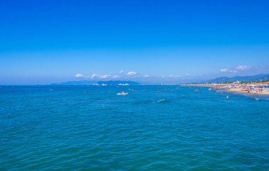 Forte dei Marmi, İtalya - 18 Ağustos 2019: Akdeniz ve Forte dei Marmi Toskana ve İtalya 'nın en bilinen ve en popüler sahil beldelerinden biri