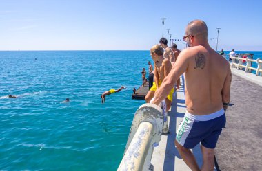 Forte dei Marmi, İtalya - 18 Ağustos 2019: Güneşli bir yaz günü, Versilia sahilinde, Tuscany, İtalya 'da tatilcilerle birlikte Forte dei Marmi rıhtımının manzarası