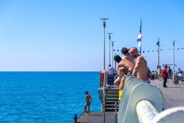 Forte dei Marmi, İtalya - 18 Ağustos 2019: Güneşli bir yaz günü, Versilia sahilinde, Tuscany, İtalya 'da tatilcilerle birlikte Forte dei Marmi rıhtımının manzarası