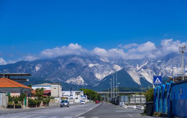 Forte dei Marmi, Lucca, İtalya - 18 Ağustos 2019: Forte dei Marmi, Versilia, Toskana İtalya 'da Apuane Dağları