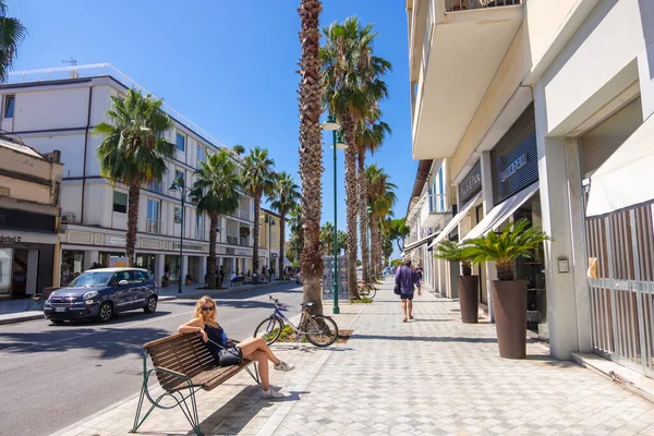 Forte dei Marmi, Lucca, İtalya - 18 Ağustos 2019: Forte dei Marmi, Versilia, Toskana 'da lüks butikleri olan ana caddede turistler