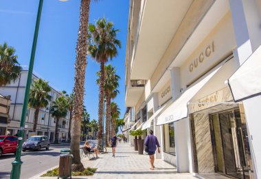 Forte dei Marmi, Lucca, İtalya - 18 Ağustos 2019: Forte dei Marmi, Versilia, Toskana 'da lüks butikleri olan ana caddede turistler