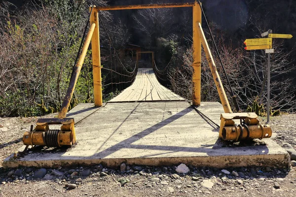 Γέφυρα Πάνω Από Τον Ποταμό Khobistskali Έως Σπήλαιο Shurubumu Περιφέρεια — Φωτογραφία Αρχείου