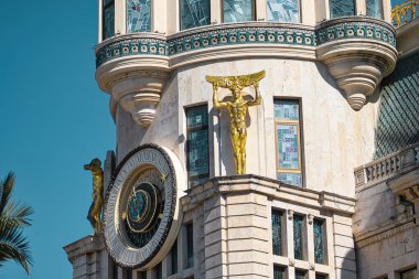 Batumi - Gürcistan Ulusal Bankası 'nın ön cephesinde yaldızlı heykeller ve astronomik saat.