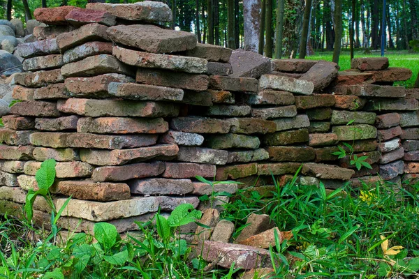 Yığınla eski kırmızı tuğla. Botanik Bahçesi, Zugdidi, Samegrelo Bölgesi, Georgia.