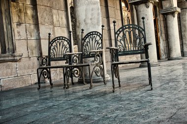 Demir sandalyeler, sahil kentinde sokaklar Batumi, Adjara, Georgia.