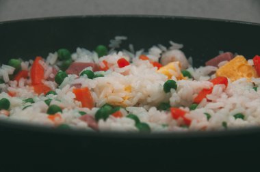 Pirinç üç lezzet, yemeye hazır.