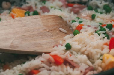 Pirinç, ahşap maça ile üç lezzet.